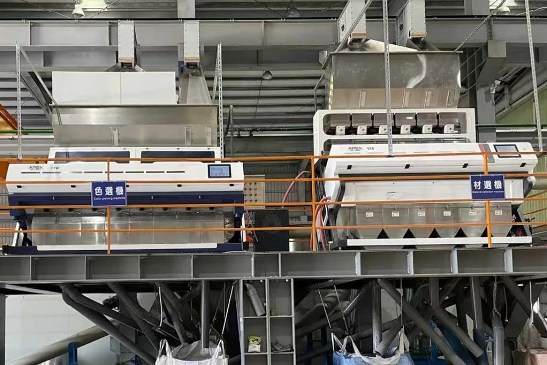 Système intégré de tri des couleurs et des matériaux APEX (équipement NIR série PM) installé dans l'usine de recyclage de Lichang à Taïwan pour le tri en un seul passage du plastique PET de haute pureté.