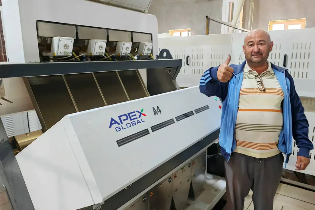 Un client indonésien approuve la trieuse de riz couleur APEX A4 installée dans une usine de transformation de riz de Java oriental.