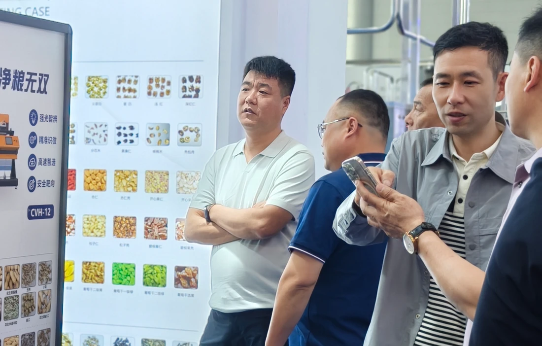 APEX sales engineer introduces AI nut sorting solutions to visitors at CNE Hefei exhibition