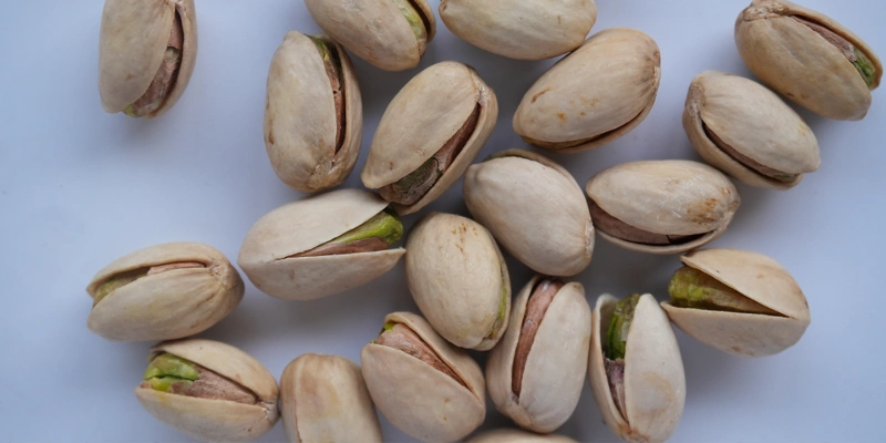 Pistaches de qualité supérieure, à coque ouverte et intacte, triées par le système de tri automatique Model N AI : couleur de coque uniforme, surface extérieure propre et amande intérieure saine, idéales pour la production de snacks haut de gamme et de fruits secs destinés à l’exportation.