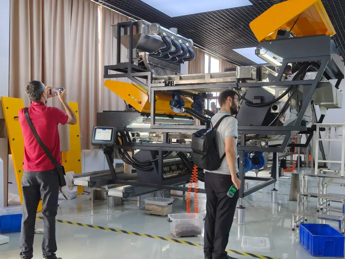 Overseas customer takes photos of sorting equipment after being satisfied with the on-site sorting test result