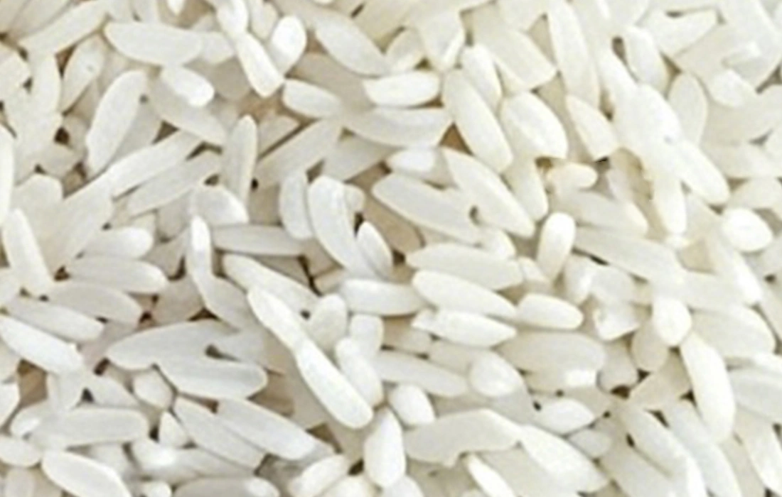 Arroz blanco de grano largo, uniforme y de alta pureza, purificado mediante equipos de clasificación por color de arroz CCD de la serie R, eliminando por completo todos los granos defectuosos.
