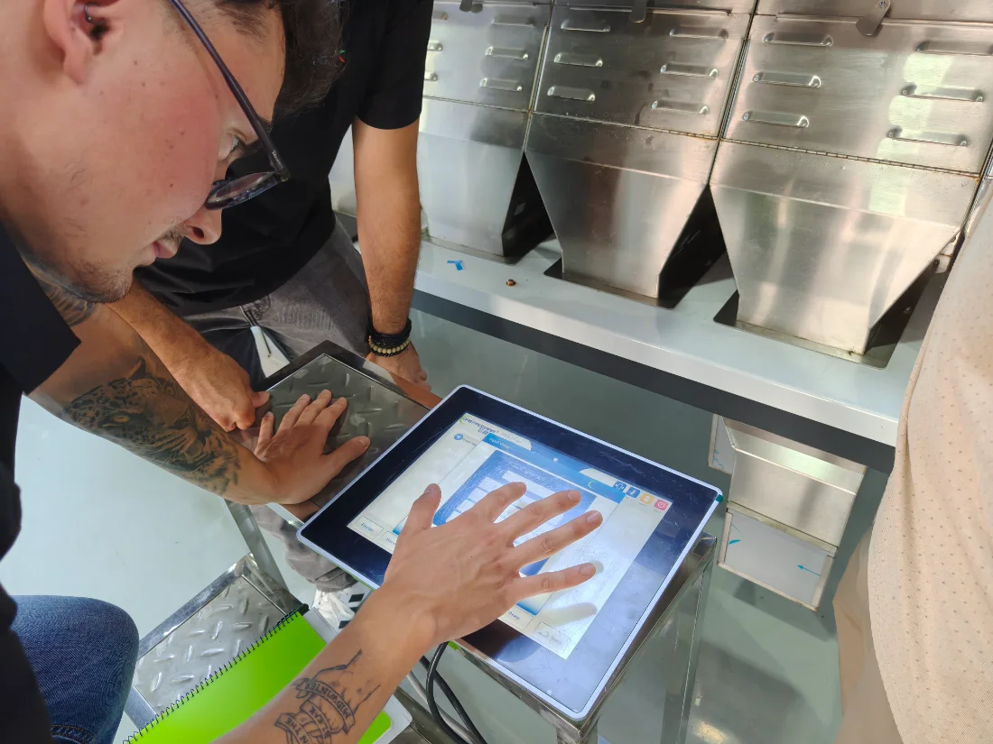 The Spanish distributor independently adjusts sorting parameters on the touchscreen of the APEX color sorter in practical training to verify his learning outcomes during hands-on training