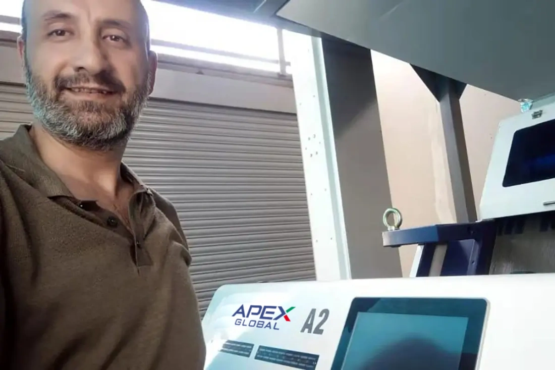 Des employés de la société turque AKBAS GIDA prennent une photo à côté de la trieuse optique APEX A2 installée pour la production de tri d'amandes et de noix.