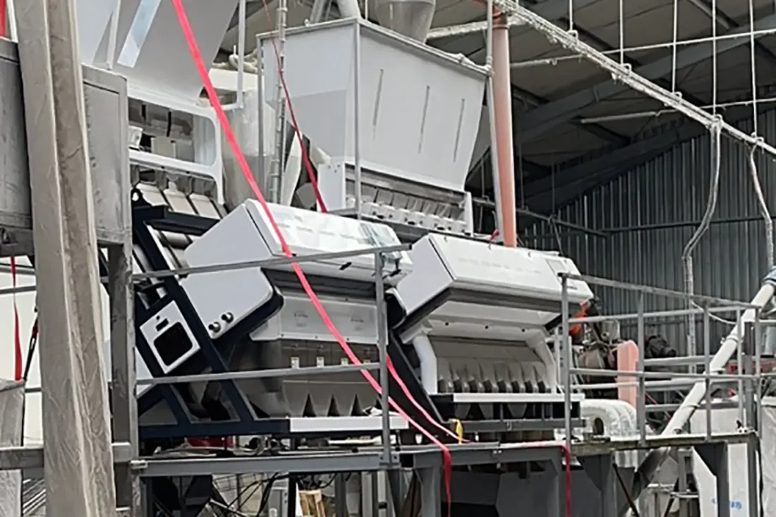 Trieuse de couleurs APEX PT8 associée à une machine de tri de polymères PM2 NIR installée sur la ligne de production de l'usine de recyclage de plastique Godlewski dans l'UE
