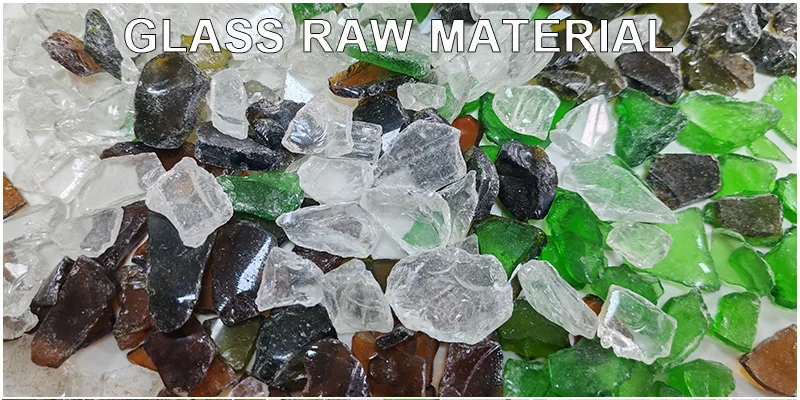 Mélange de déchets de verre secs et cassés contenant des fragments de verre ambrés, verts et blancs transparents de couleur chaotique.